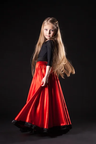 Chica en traje hispano oriental baile flamenco — Foto de Stock