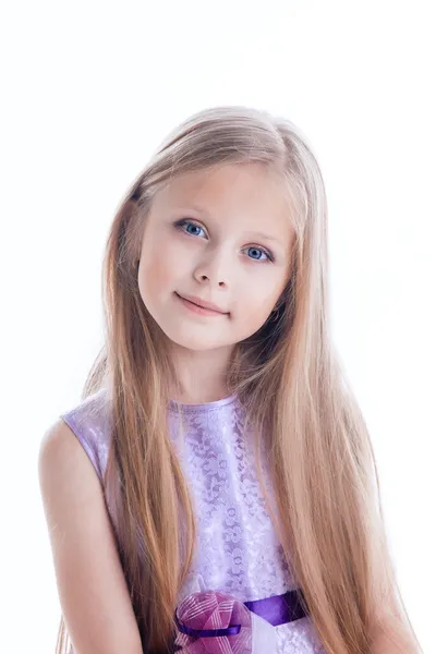 漂亮的金发小女孩穿着紫色衣服 — 图库照片