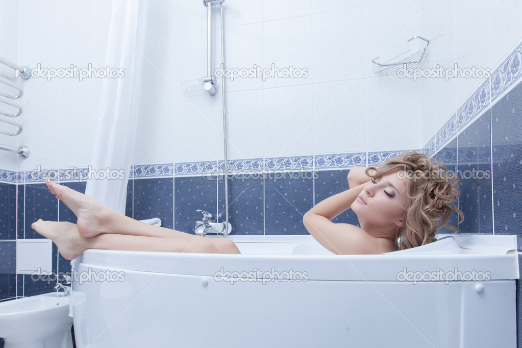 Блондинка расслабляется в ванной