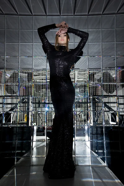 Hermosa mujer en vestido largo negro - habitación espejo — Foto de Stock