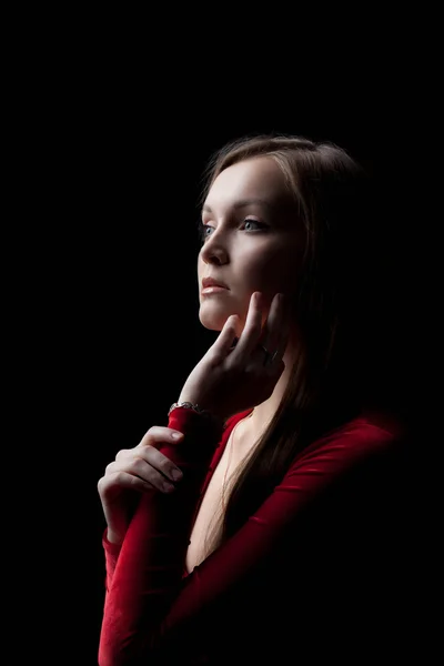 Gyönyörű fiatal nő portré piros ruhával — Stock Fotó