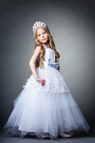 Linda niña en tiara y vestido blanco — Foto de Stock