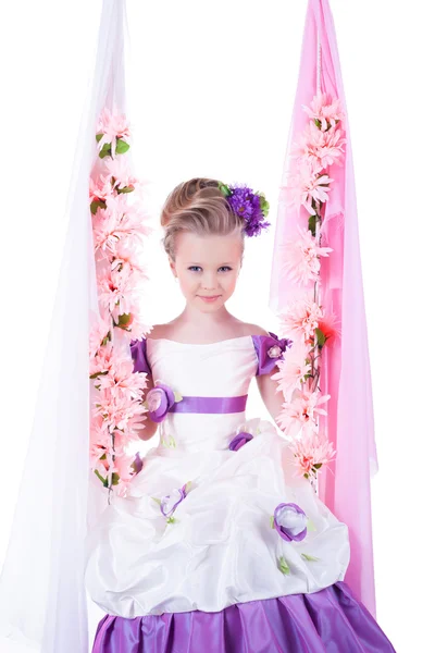 Krásná holčička na květinové swing — Stock fotografie