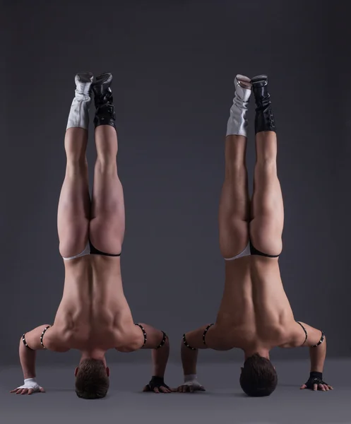 两个肌肉摔跤运动员站在头上 — 图库照片
