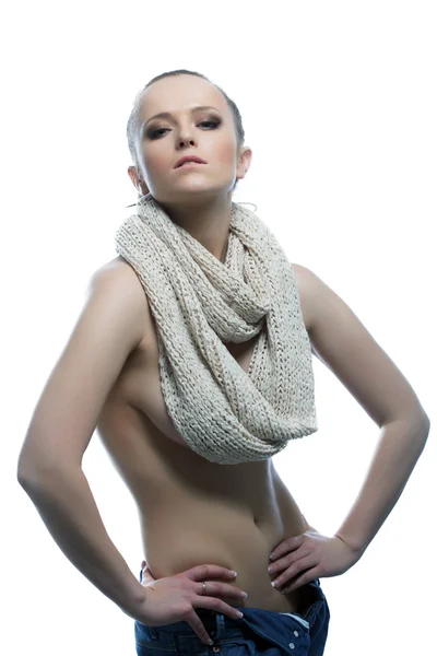 Sexig ung tjej poserar med halsduk — Stockfoto