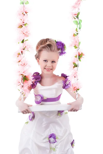 Hübsches kleines Mädchen in der Nähe von rosa Blumenschaukel isoliert — Stockfoto