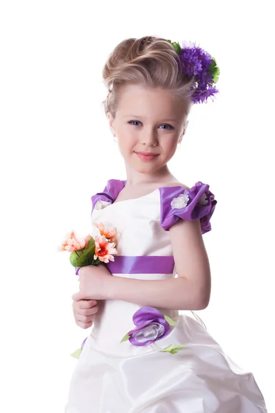 Menina sorridente bonita com buquê de flores — Fotografia de Stock