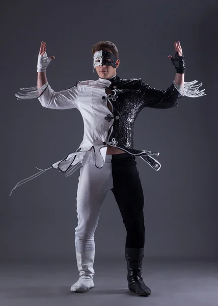 Hombre joven en vestido elegante blanco y negro — Foto de Stock