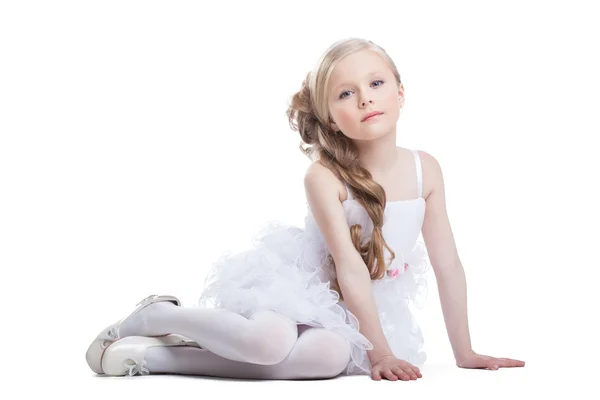 Retrato de niña bonita sentada en vestido blanco —  Fotos de Stock