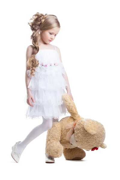 Bella bambina con peluche giocattolo — Foto Stock