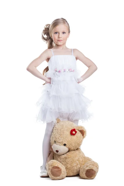 Linda niña con oso de peluche posando en el estudio — Foto de Stock