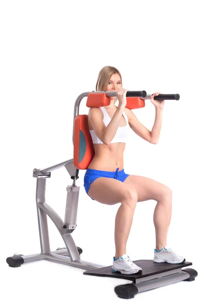 Treinamento de mulher esportiva em exercitador isodinâmico — Fotografia de Stock