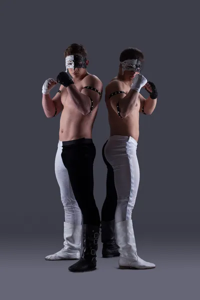 Dois homens atraentes em máscaras posando e lutando — Fotografia de Stock