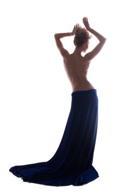 Mavi uzun etek güzel üstsüz kadın