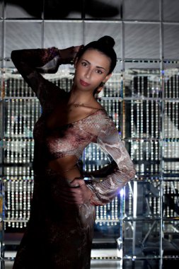 Kahverengi elbiseli poz güzel esmer