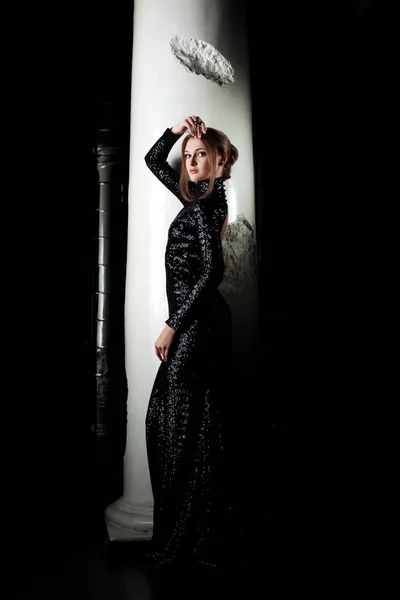 Attraktiv kvinna i svart cocktail klänning — Stockfoto