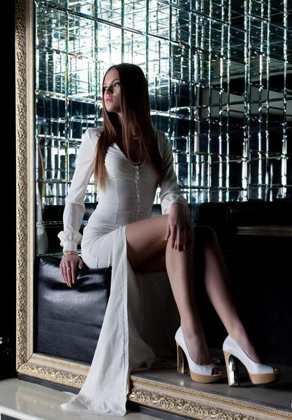 Menina bonita sentada em vestido branco na moda — Fotografia de Stock