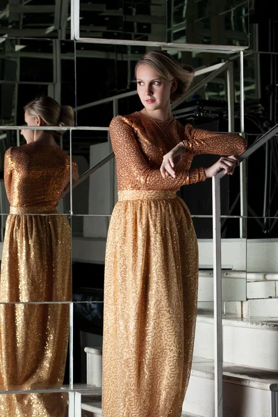 Loira magra posando em vestido dourado — Fotografia de Stock