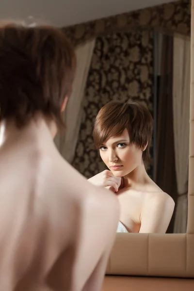 Reflexão de atraente jovem morena no espelho — Fotografia de Stock