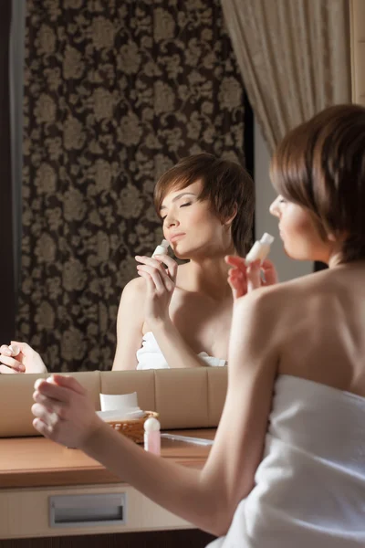 Mooi meisje ruikende bodylotion — Stockfoto