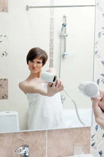 Saç kurutma makinesi ile poz oynak kız — Stok fotoğraf