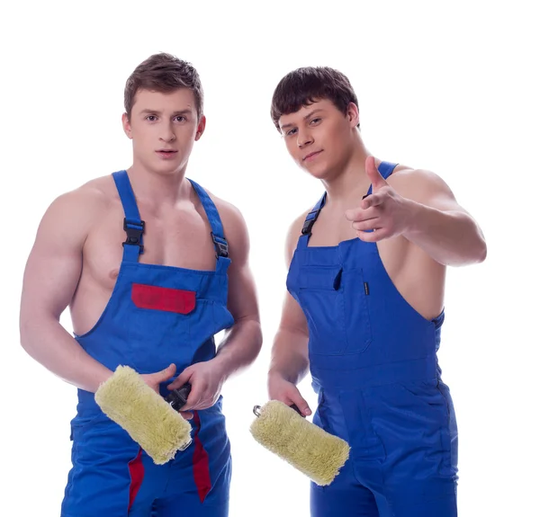 Dois jovens pintores posando em roupas de trabalho — Fotografia de Stock
