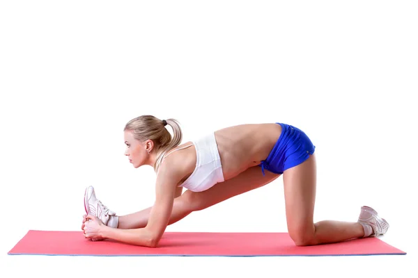 Linda loira fazendo exercícios de aeróbica no tapete — Fotografia de Stock