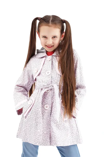 Piękny mały dziewczyna pozuje w modny płaszcz — Zdjęcie stockowe