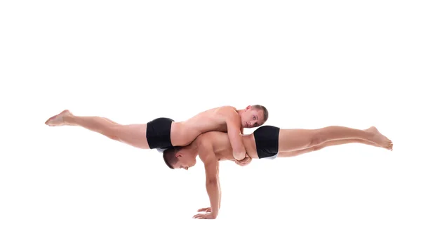 Homens jovens praticando equilíbrio acrobático — Fotografia de Stock