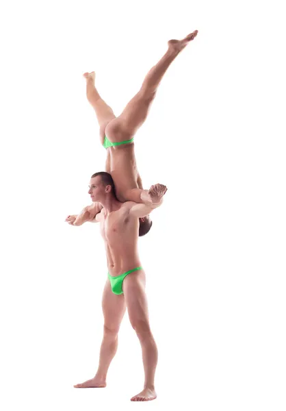 Junge Sportler zeigen akrobatische Übungen — Stockfoto