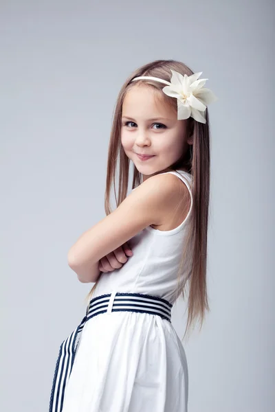 Bella bionda bambina in abito bianco — Foto Stock