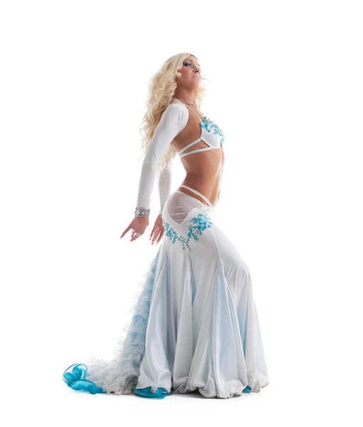 Сексуальная блондинка танцует в восточном костюме — стоковое фото