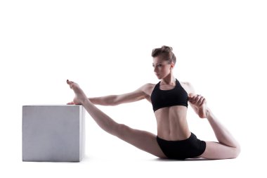 Sportif esmer stüdyoda germe yapmak