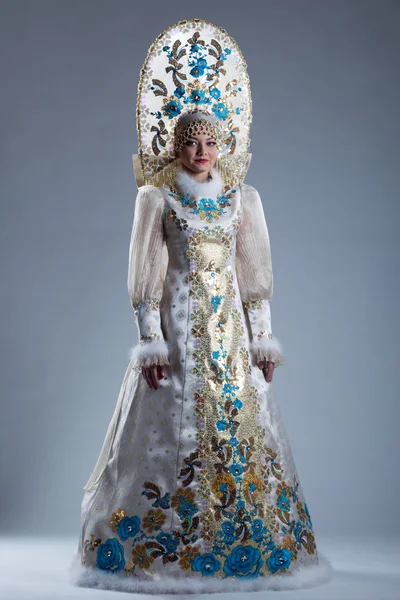 Rus kostüm ve kokoshnik güzel bir kız — Stok fotoğraf