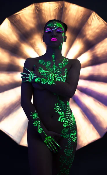 Imagem de dançarina de discoteca nua com maquiagem UV brilhante — Fotografia de Stock