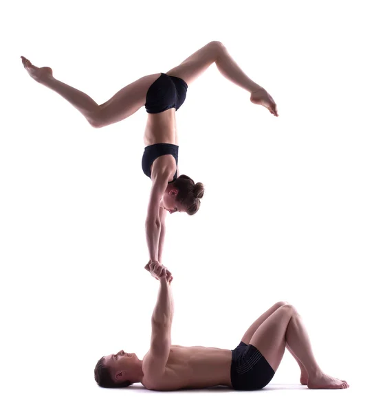 Due giovani acrobati attraenti isolati su bianco — Foto Stock