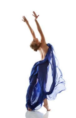 genç ve güzel sarışın mavi bir bez ile dancing