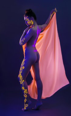 stüdyoda poz uv makyaj ile ince model