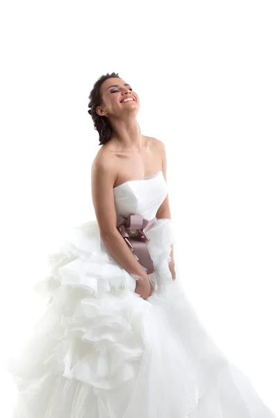 Sonriente morena posando en vestido de novia — Foto de Stock