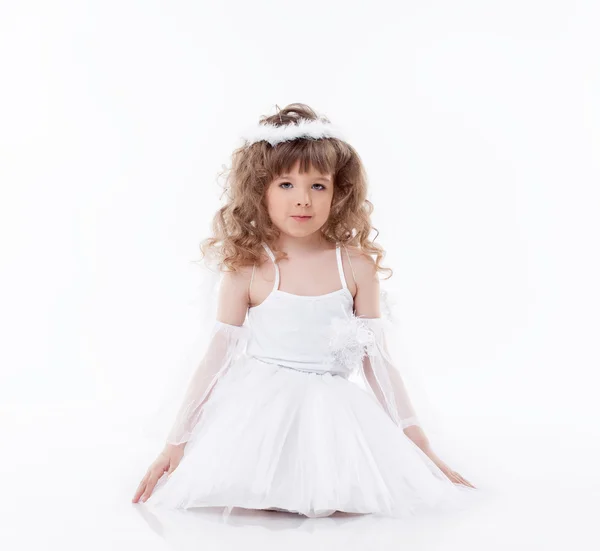 Imagem de pequeno anjo bonito isolado no branco — Fotografia de Stock