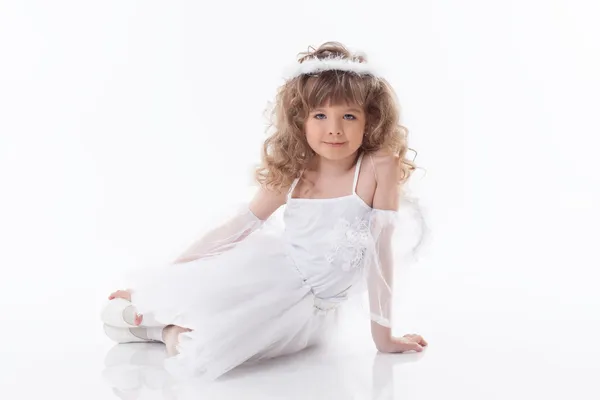 Lachende jong meisje poseren in engel kostuum — Stockfoto
