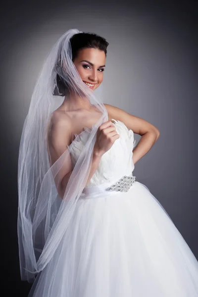 Ritratto di sposa sorridente nascosta dietro il velo — Foto Stock