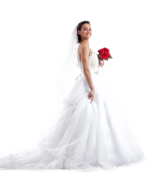 Elegante sposa sorridente in posa con bouquet rosso — Foto Stock