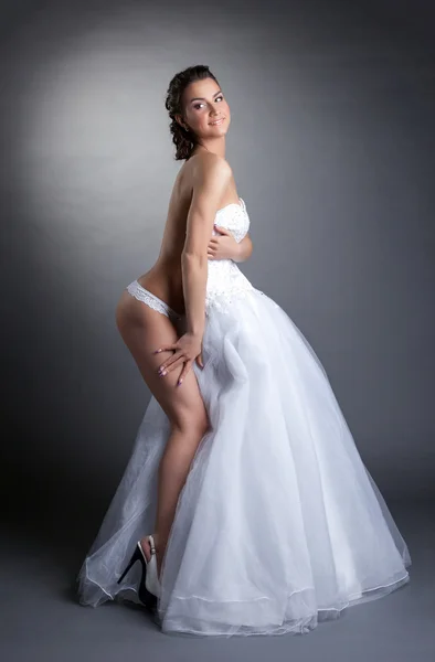 Schöne lächelnde Braut posiert nackt im Studio — Stockfoto