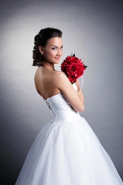 Portrét atraktivní nevěsty pózuje s kyticí — Stock fotografie