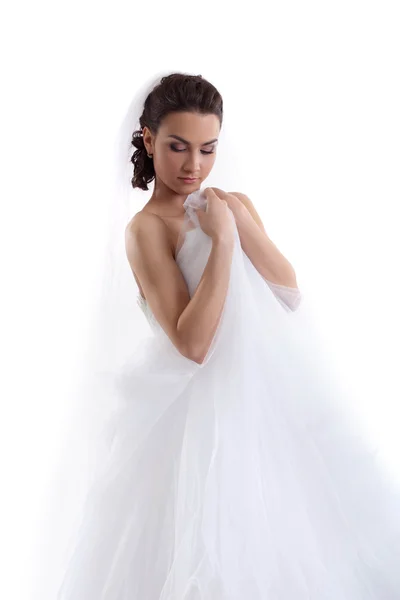 Retrato de modelo hermoso posando en vestido de novia — Foto de Stock