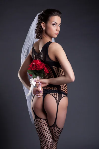 Elegante novia sexual posando en lencería negra — Foto de Stock