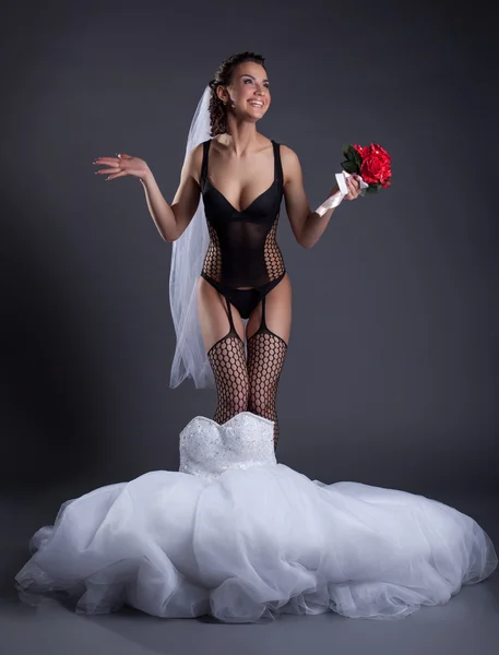 Felice bella sposa posa in biancheria intima sexy — Foto Stock