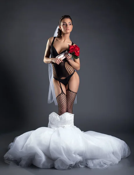 Stolze Braut posiert in erotischen Dessous — Stockfoto