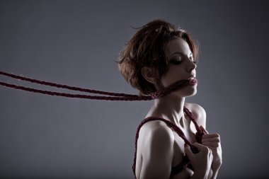 tutkulu Kızıl saçlı modeli ile ip bağladılar